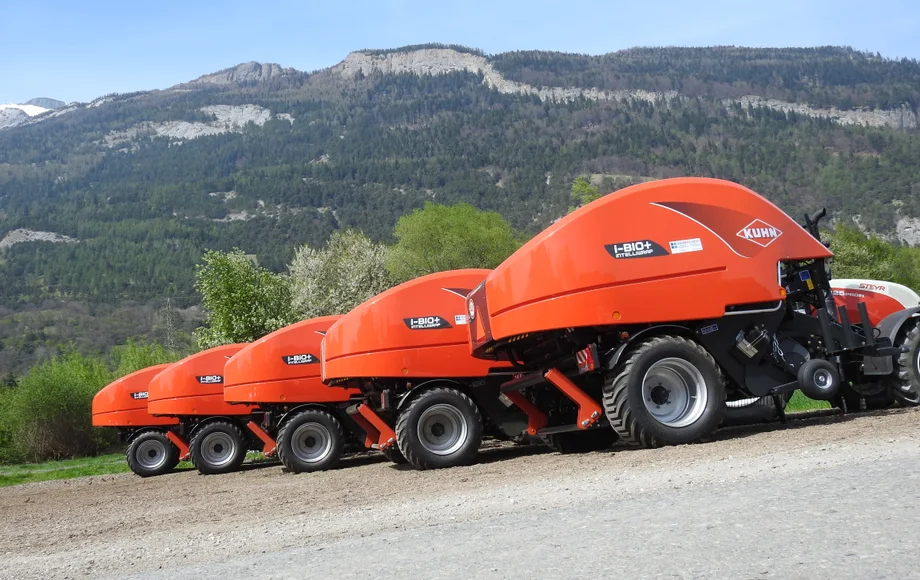 Kuhn i-BIO Maschinen vor Bündner Bergkulisse
